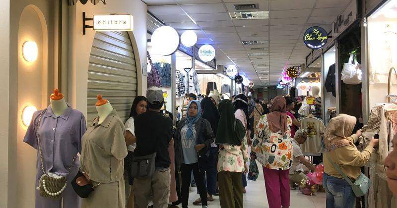 Litte Bangkok di kawasan jembatan Metro Tanah Abang, Jakarta. - Popmama.com/Dewi Hanifah Ledjar Cahyani